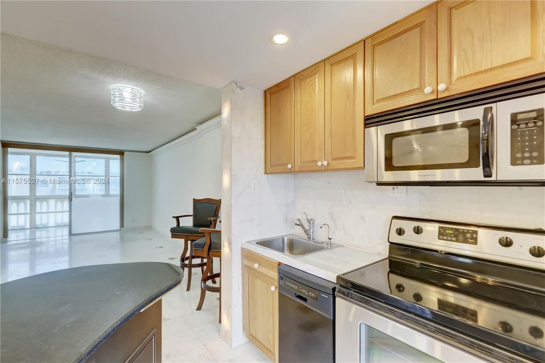 For Sale: $260,000 (1 beds, 1 baths, 847 Square Feet)