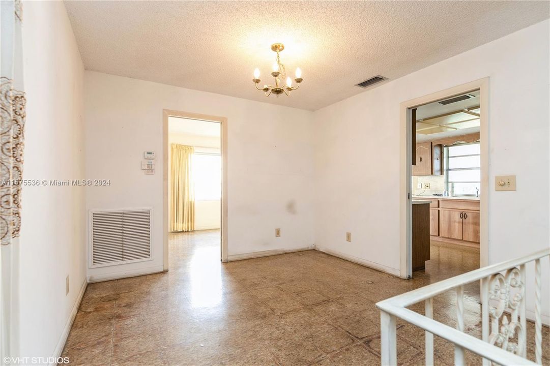 Vendido Recientemente: $475,000 (4 camas, 2 baños, 1804 Pies cuadrados)