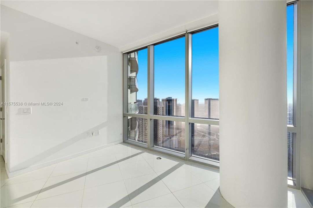 Active With Contract: $4,800 (1 beds, 1 baths, 937 Square Feet)