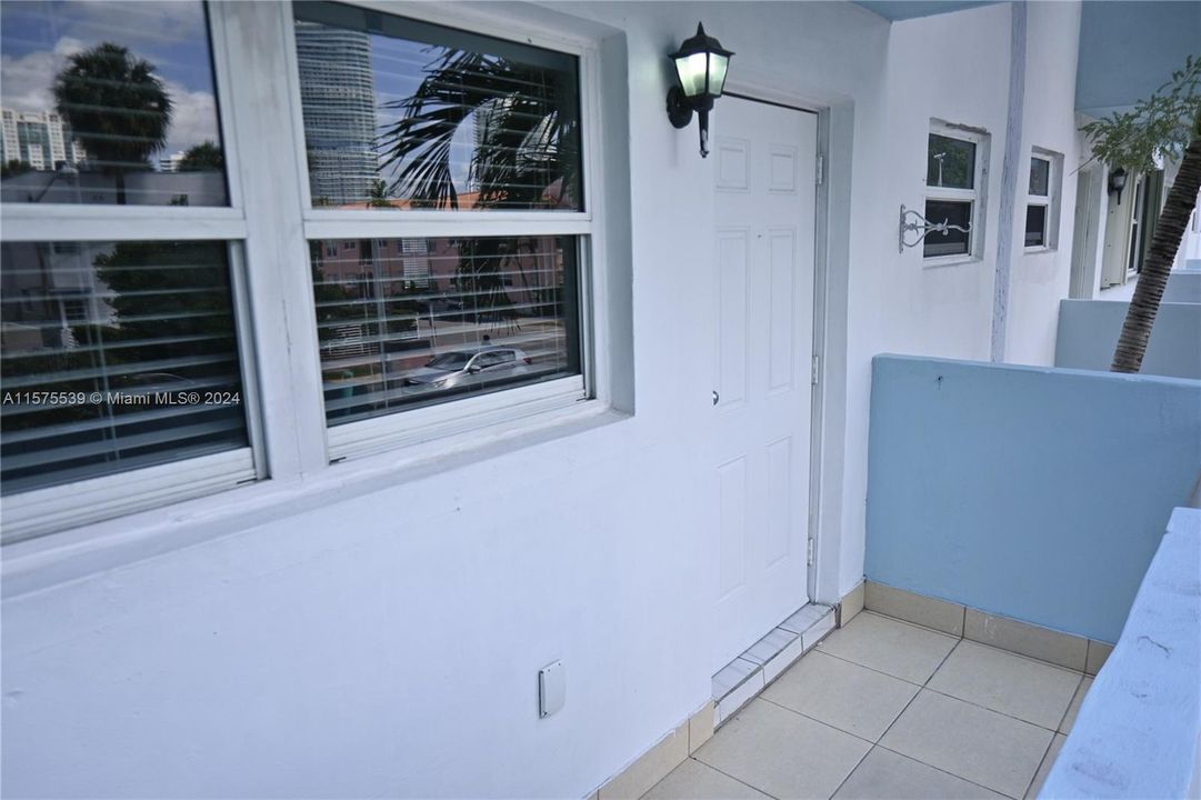 For Rent: $2,400 (1 beds, 1 baths, 640 Square Feet)