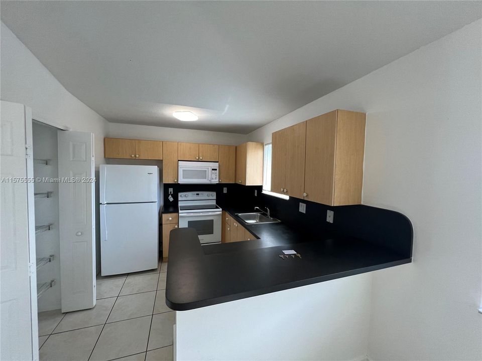 For Rent: $2,400 (3 beds, 2 baths, 1024 Square Feet)