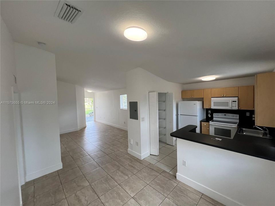 For Rent: $2,400 (3 beds, 2 baths, 1024 Square Feet)