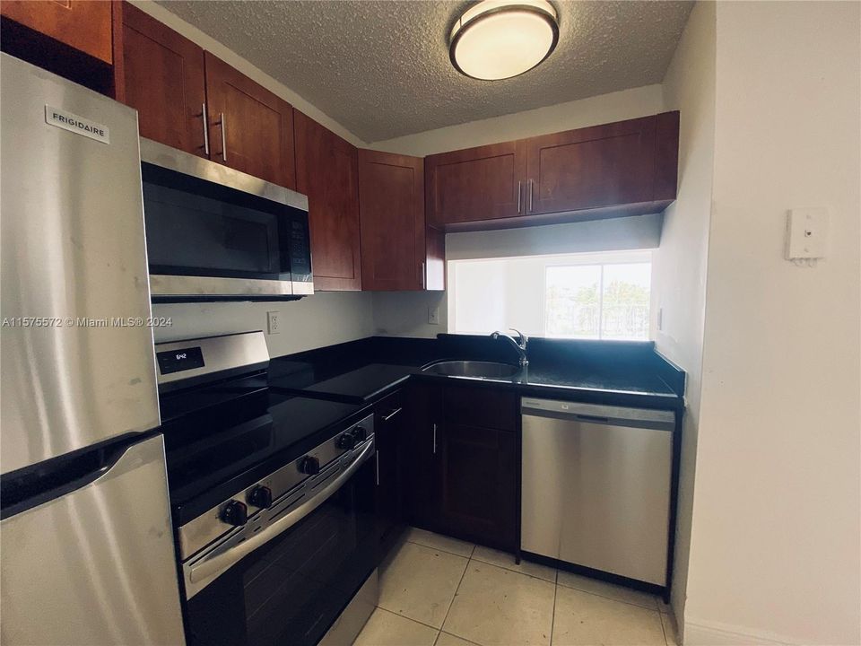 For Rent: $1,800 (1 beds, 1 baths, 826 Square Feet)
