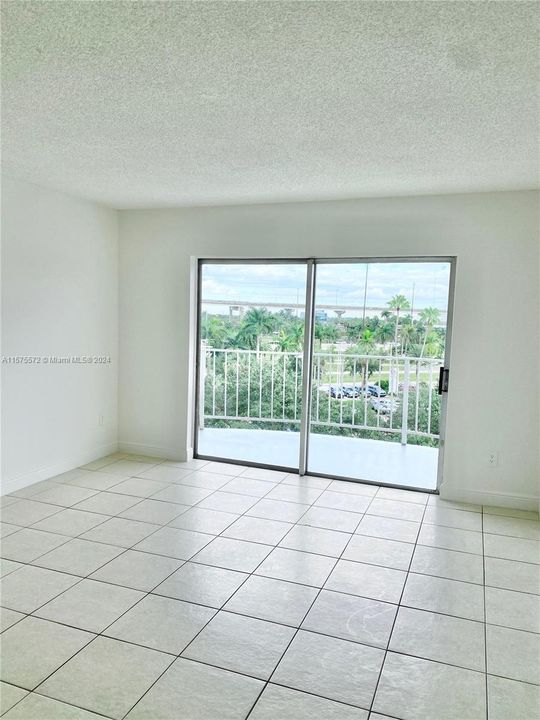 For Rent: $1,800 (1 beds, 1 baths, 826 Square Feet)