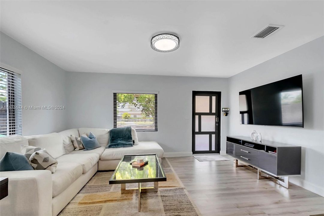 Active With Contract: $539,500 (3 beds, 2 baths, 2194 Square Feet)