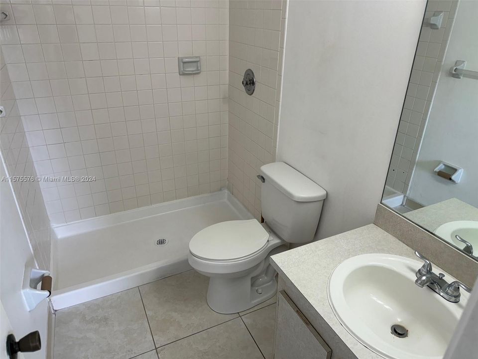 合同活跃: $2,100 (2 贝兹, 2 浴室, 754 平方英尺)