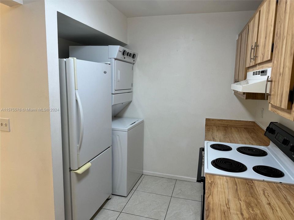 Active With Contract: $2,100 (2 beds, 2 baths, 754 Square Feet)