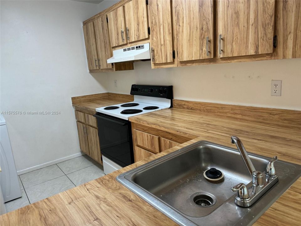 Active With Contract: $2,100 (2 beds, 2 baths, 754 Square Feet)