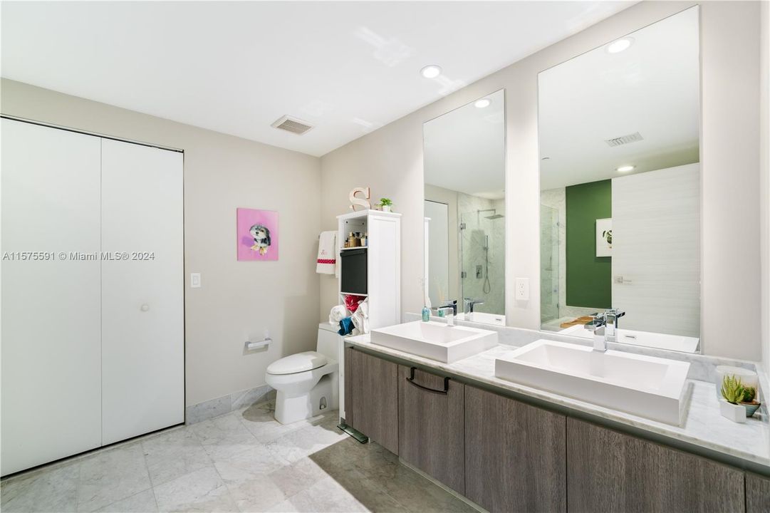 For Sale: $648,000 (1 beds, 2 baths, 881 Square Feet)