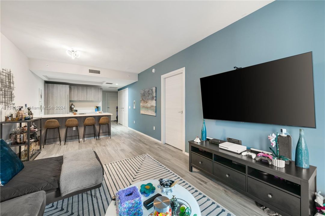 For Sale: $648,000 (1 beds, 2 baths, 881 Square Feet)