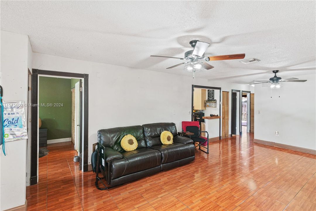 Active With Contract: $485,000 (4 beds, 2 baths, 1294 Square Feet)
