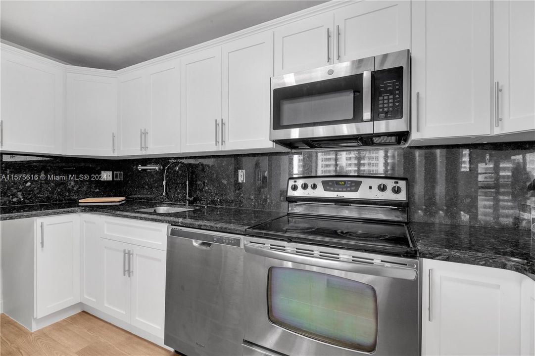 For Sale: $600,000 (2 beds, 2 baths, 1218 Square Feet)