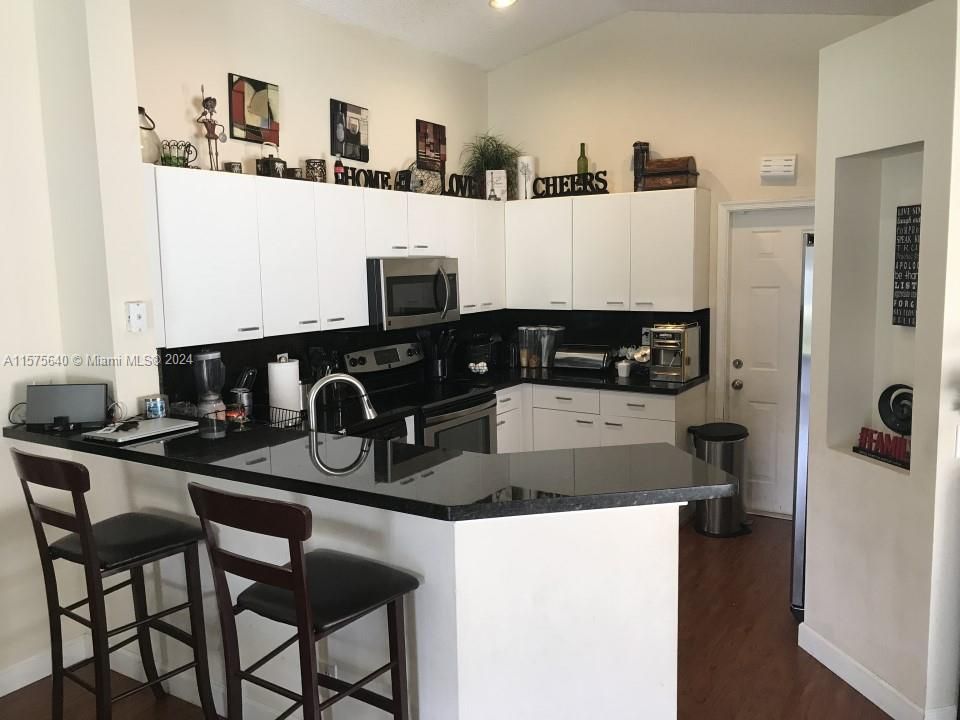 Recently Rented: $4,350 (3 beds, 2 baths, 1420 Square Feet)