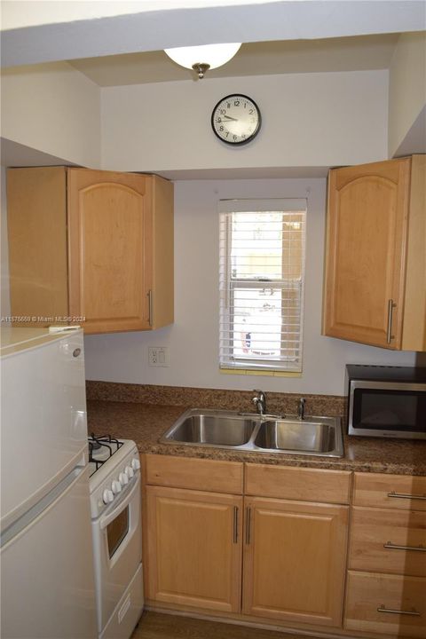 For Rent: $1,750 (0 beds, 1 baths, 440 Square Feet)