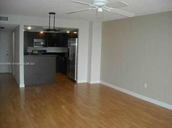 For Rent: $1,999 (1 beds, 1 baths, 1005 Square Feet)