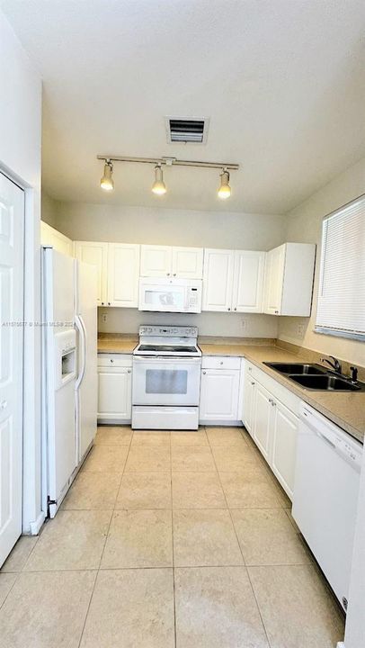 For Rent: $3,100 (3 beds, 2 baths, 1420 Square Feet)