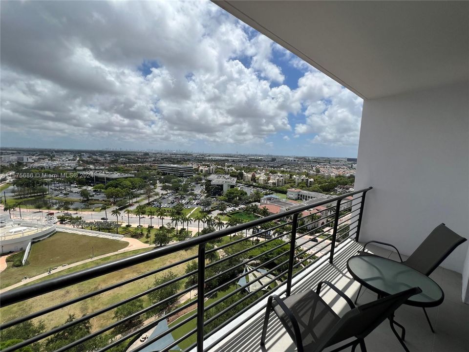 For Sale: $499,000 (1 beds, 1 baths, 661 Square Feet)