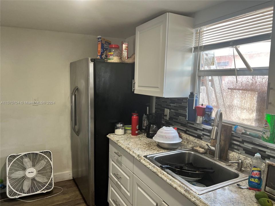 For Sale: $499,000 (2 beds, 1 baths, 1302 Square Feet)