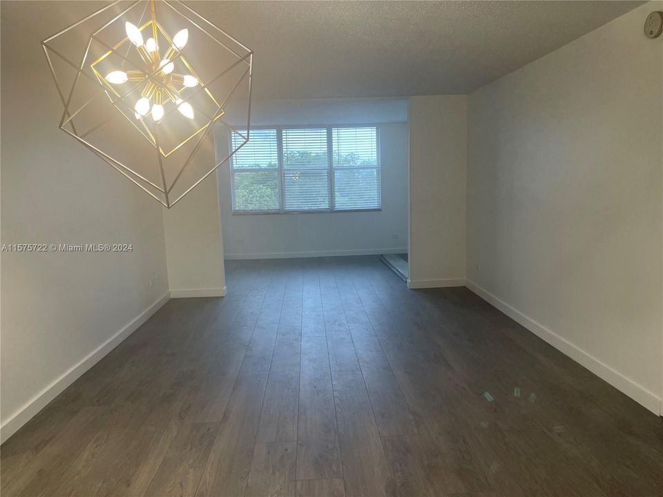 For Sale: $156,999 (1 beds, 1 baths, 930 Square Feet)