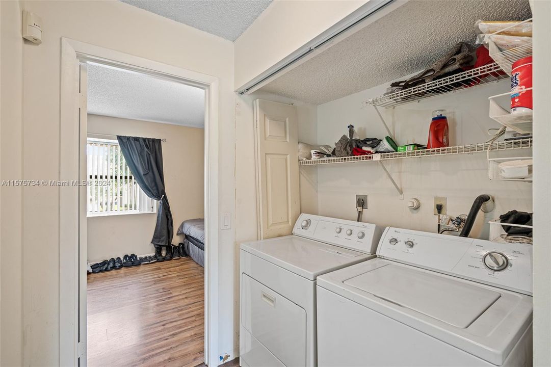For Sale: $320,000 (2 beds, 1 baths, 1096 Square Feet)