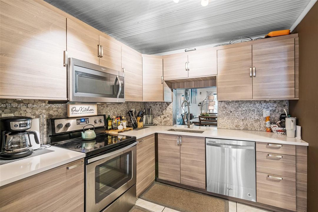 For Sale: $320,000 (2 beds, 1 baths, 1096 Square Feet)