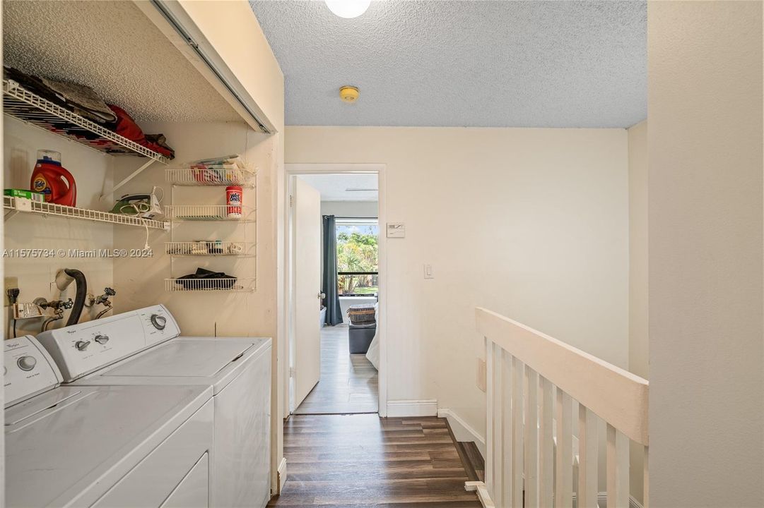 For Sale: $320,000 (2 beds, 1 baths, 1096 Square Feet)