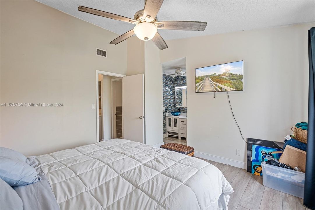 For Sale: $320,000 (2 beds, 1 baths, 1096 Square Feet)