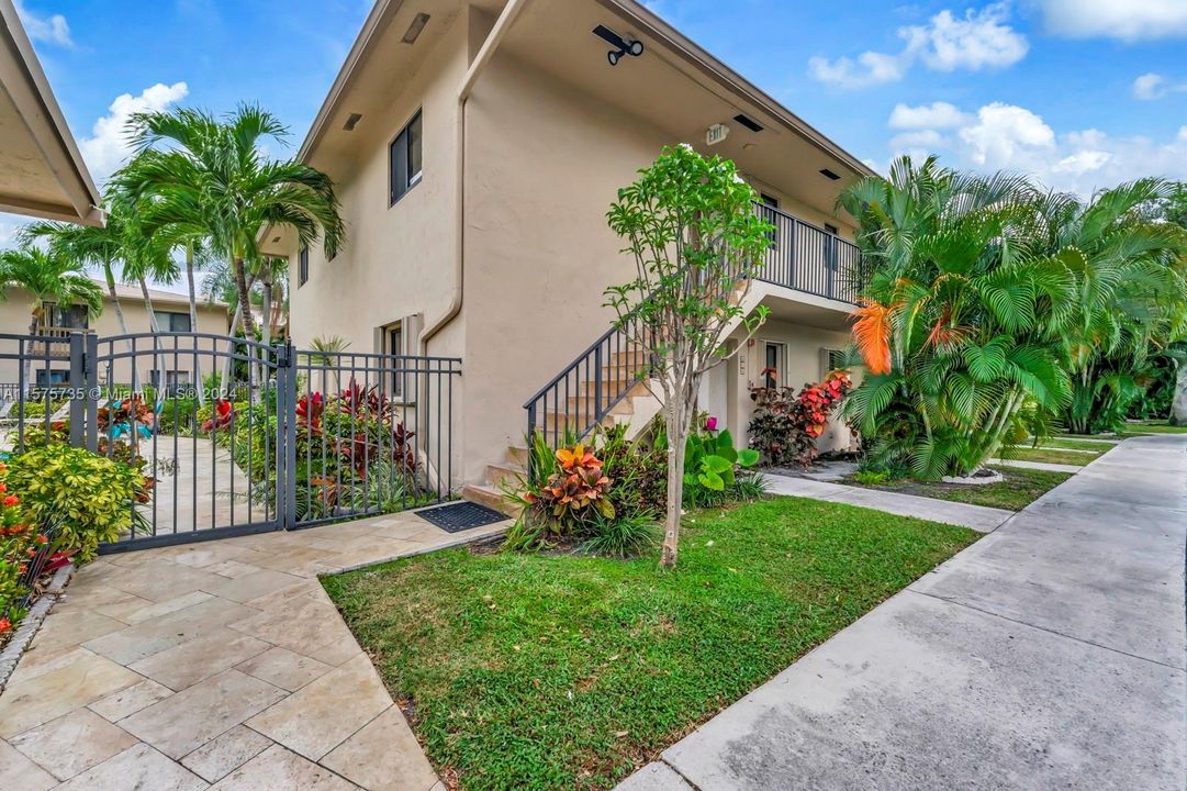 Active With Contract: $2,300 (2 beds, 2 baths, 761 Square Feet)