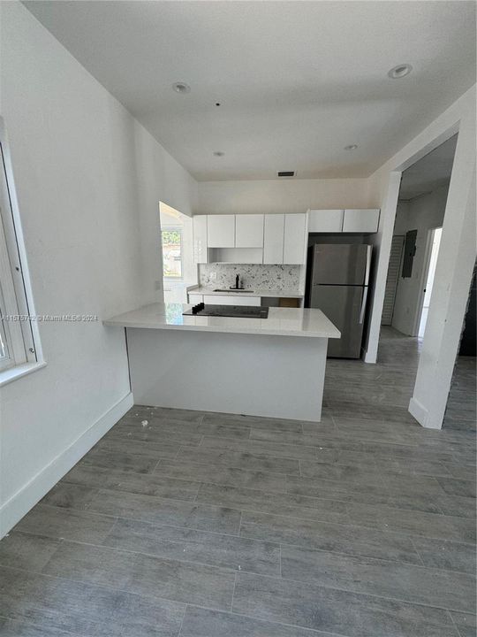 For Rent: $2,850 (2 beds, 1 baths, 822 Square Feet)