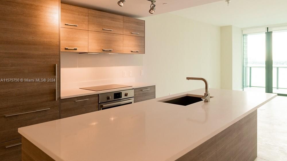 Recently Rented: $5,550 (2 beds, 3 baths, 1198 Square Feet)