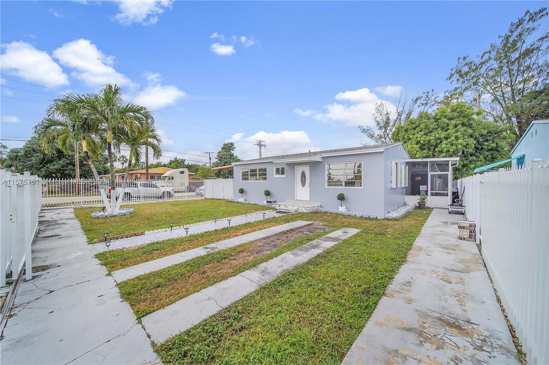 For Sale: $580,000 (4 beds, 2 baths, 900 Square Feet)