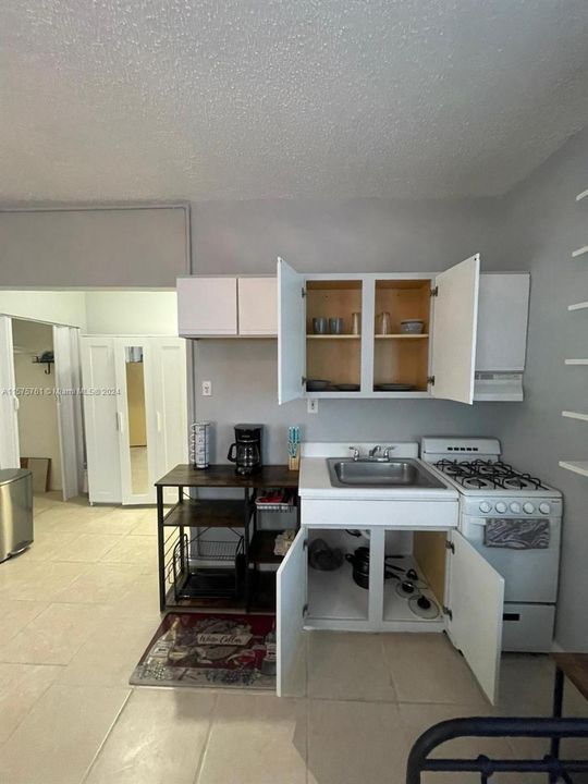 For Rent: $1,900 (0 beds, 1 baths, 300 Square Feet)