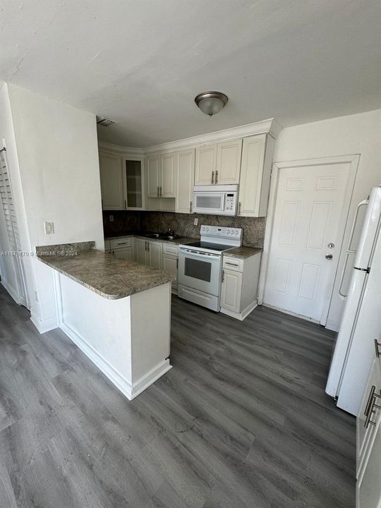 Recently Rented: $2,550 (3 beds, 1 baths, 0 Square Feet)