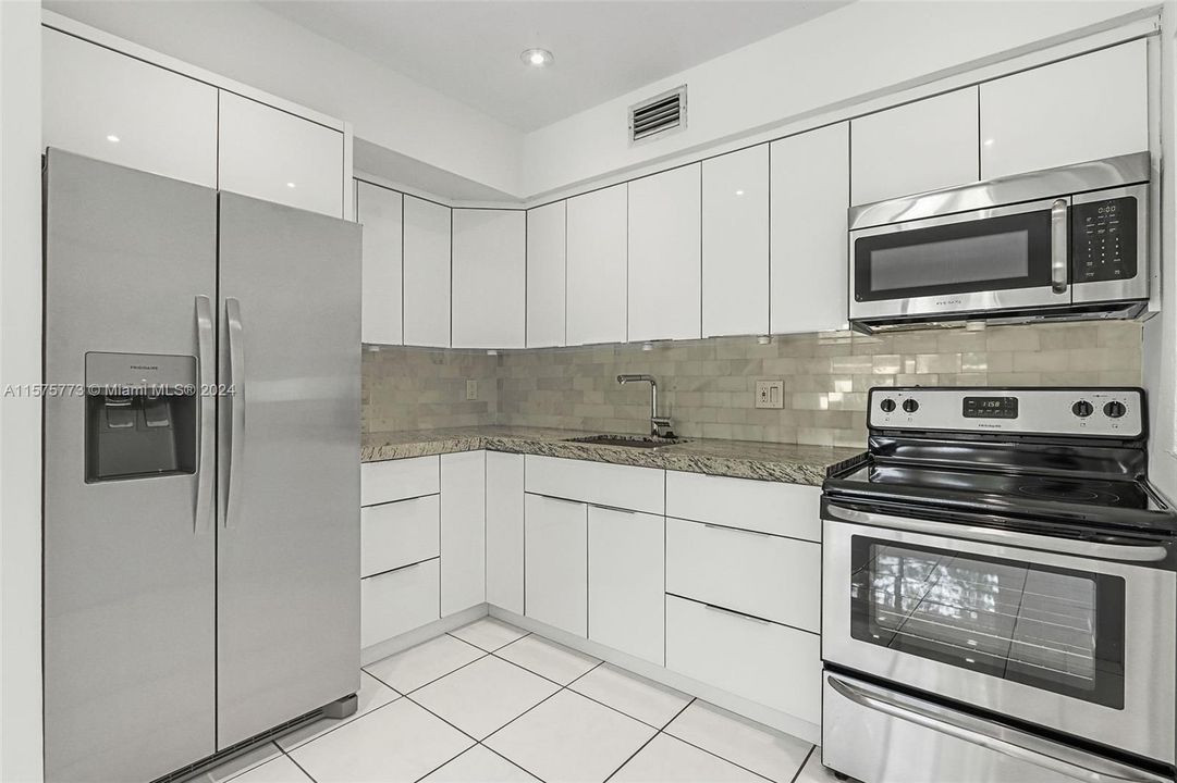 Active With Contract: $3,500 (3 beds, 1 baths, 1997 Square Feet)