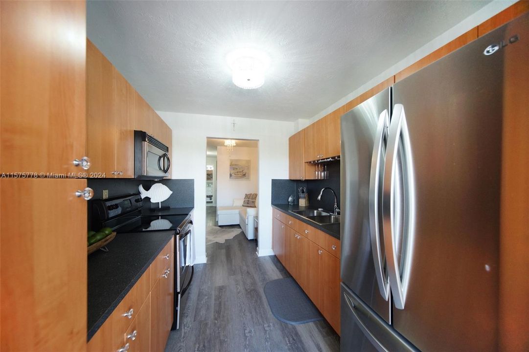 For Sale: $375,000 (1 beds, 1 baths, 742 Square Feet)