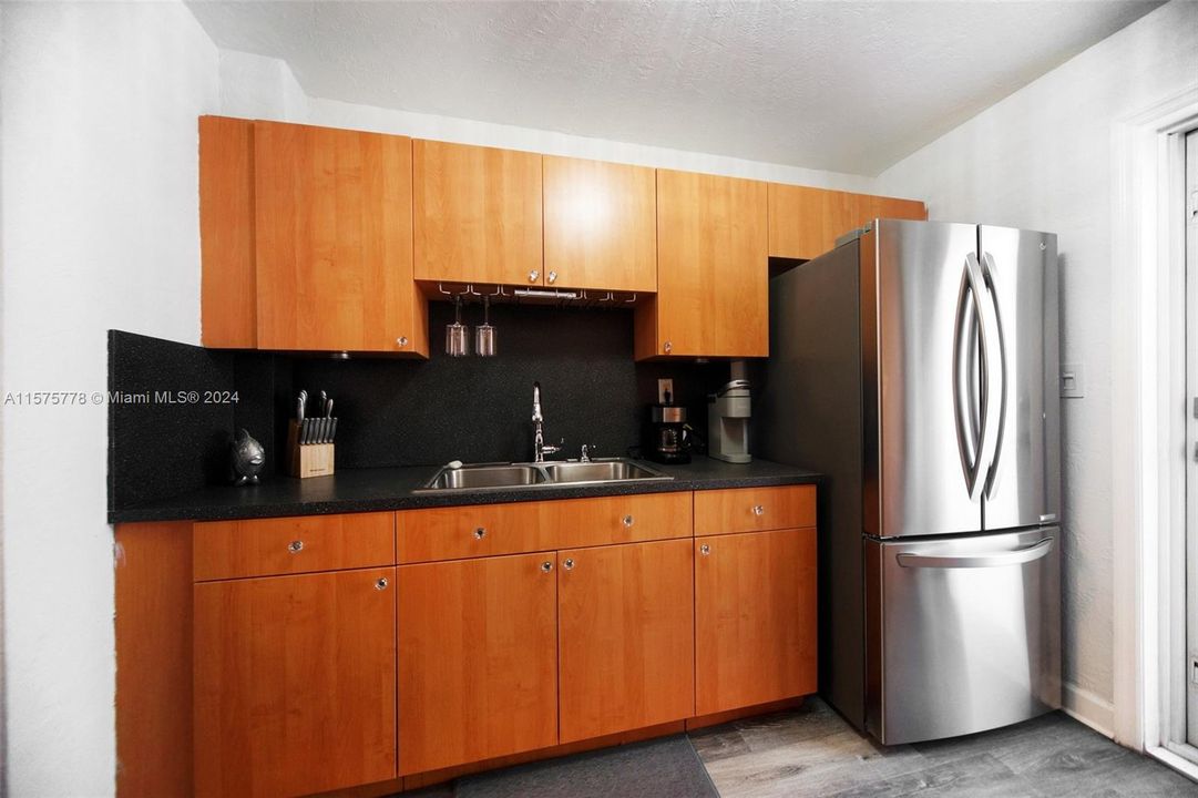 For Sale: $375,000 (1 beds, 1 baths, 742 Square Feet)