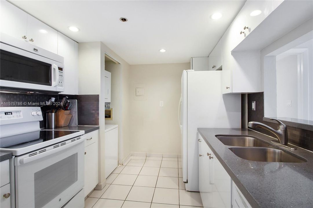 For Sale: $430,000 (1 beds, 1 baths, 997 Square Feet)