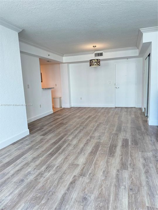 For Rent: $2,225 (1 beds, 1 baths, 825 Square Feet)