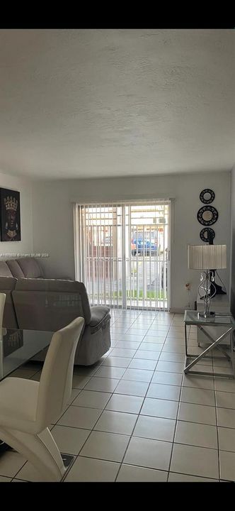 For Sale: $215,000 (1 beds, 1 baths, 678 Square Feet)
