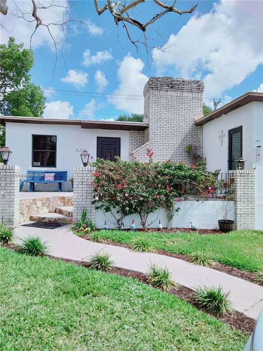 Recently Rented: $4,400 (3 beds, 2 baths, 1287 Square Feet)