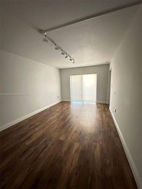 For Rent: $3,000 (2 beds, 1 baths, 810 Square Feet)