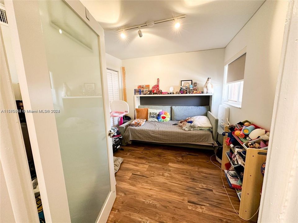 For Rent: $3,000 (2 beds, 1 baths, 810 Square Feet)