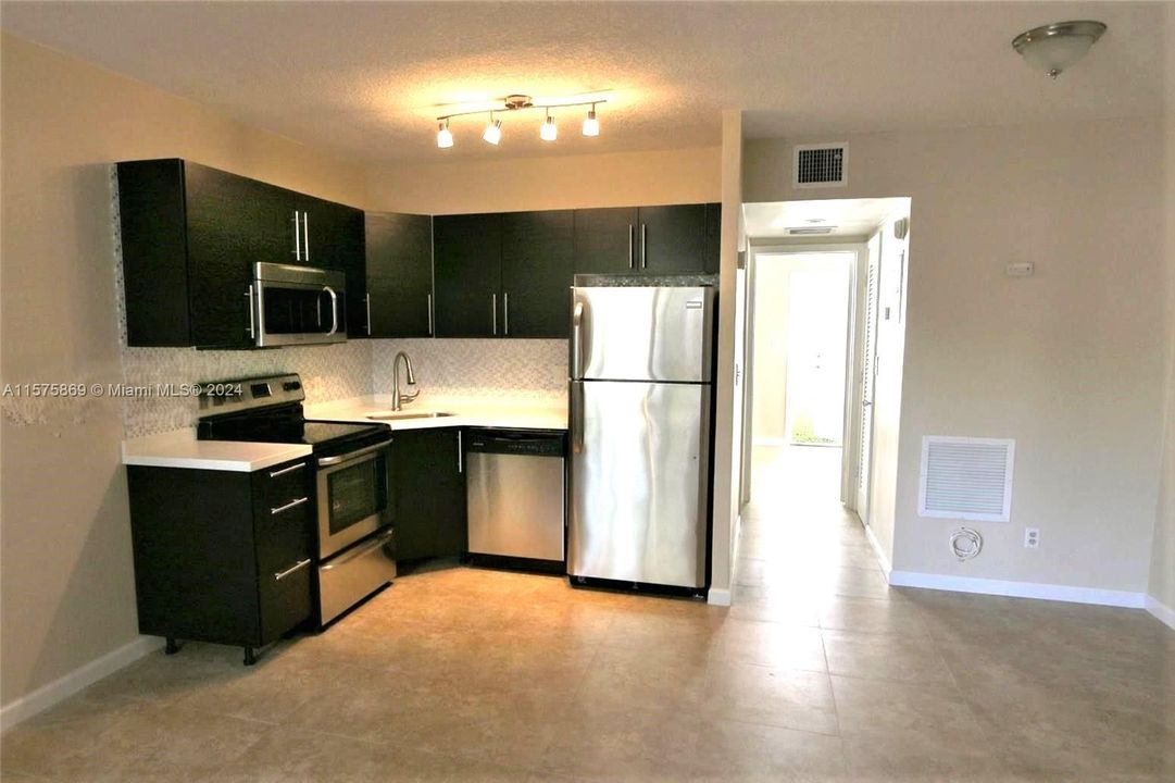 Active With Contract: $1,800 (1 beds, 1 baths, 511 Square Feet)
