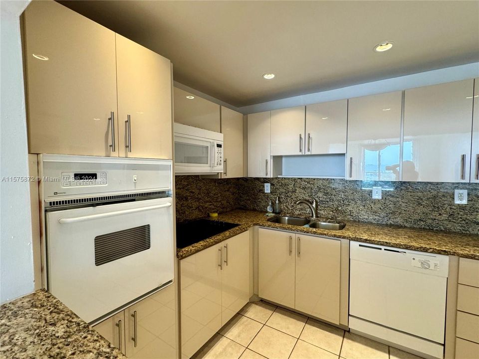 For Rent: $2,500 (1 beds, 1 baths, 1005 Square Feet)
