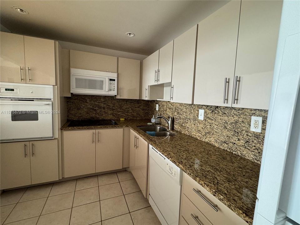 For Rent: $2,500 (1 beds, 1 baths, 1005 Square Feet)