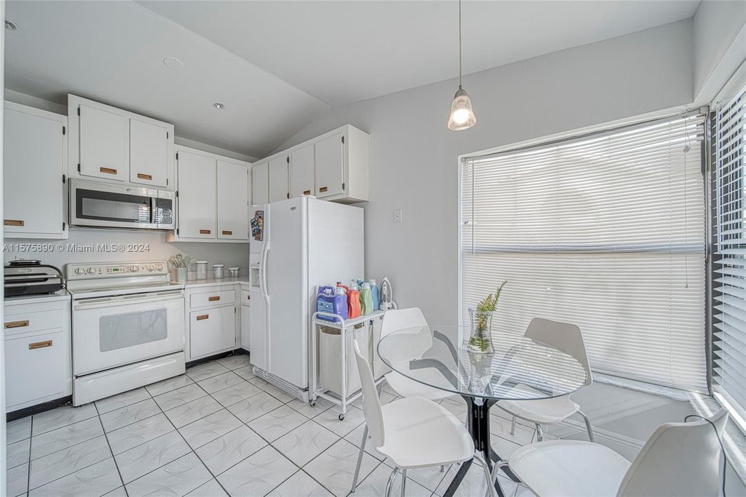 For Sale: $399,900 (3 beds, 2 baths, 1050 Square Feet)