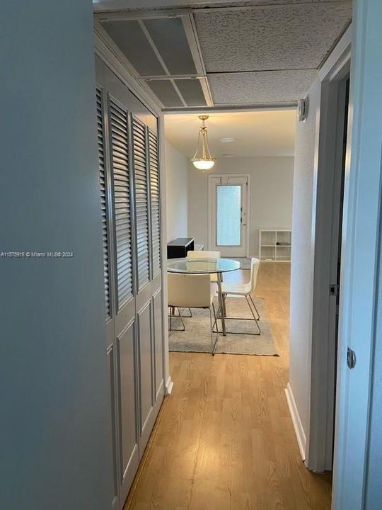 Active With Contract: $1,600 (1 beds, 1 baths, 720 Square Feet)