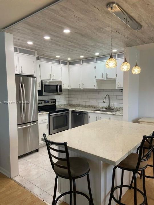 Active With Contract: $1,600 (1 beds, 1 baths, 720 Square Feet)