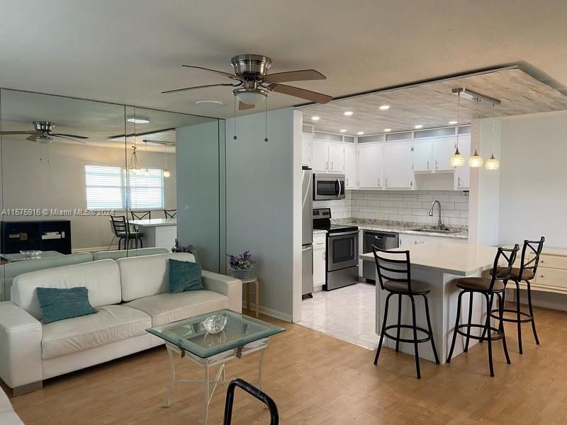 Active With Contract: $1,600 (1 beds, 1 baths, 720 Square Feet)