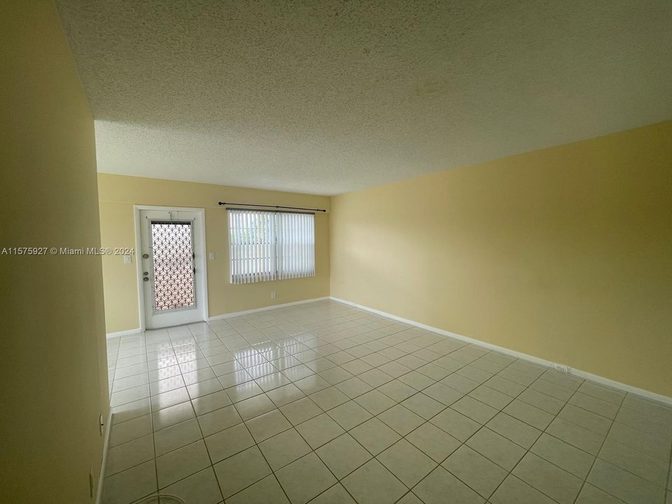 For Sale: $168,000 (2 beds, 1 baths, 835 Square Feet)